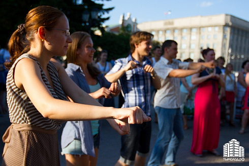 Hip-hop-джем под африканские барабаны