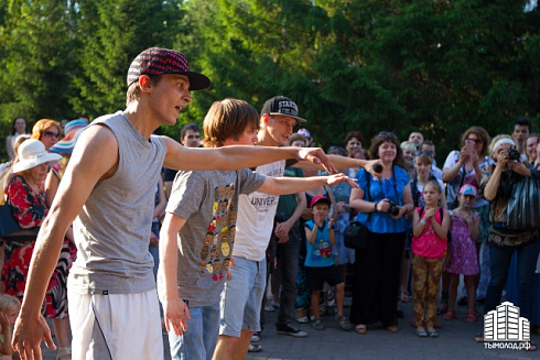 Hip-hop-джем под африканские барабаны