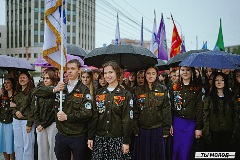 И в дождь, и в слякоть на посту! 