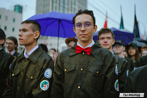 И в дождь, и в слякоть на посту! 