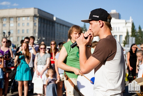 Hip-hop-джем под африканские барабаны