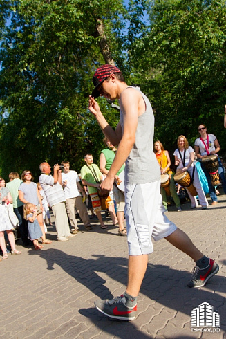 Hip-hop-джем под африканские барабаны