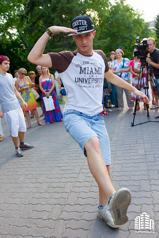 Hip-hop-джем под африканские барабаны