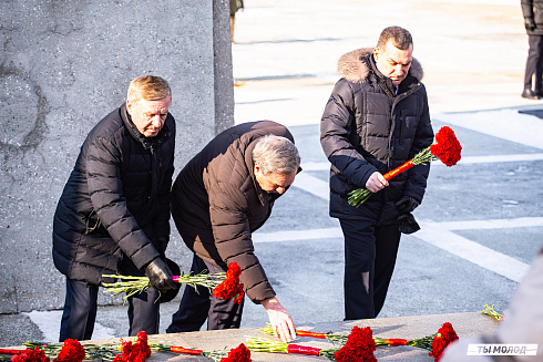 Возложение цветов в честь Дня Защитника Отечества 2025