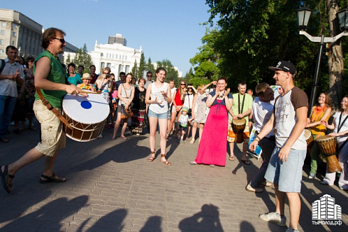 Hip-hop-джем под африканские барабаны