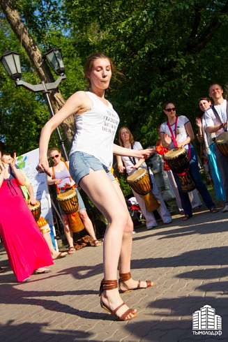 Hip-hop-джем под африканские барабаны