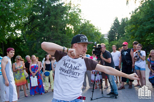 Hip-hop-джем под африканские барабаны