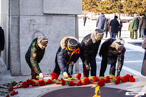 Возложение цветов в честь Дня Защитника Отечества 2025