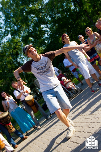 Hip-hop-джем под африканские барабаны