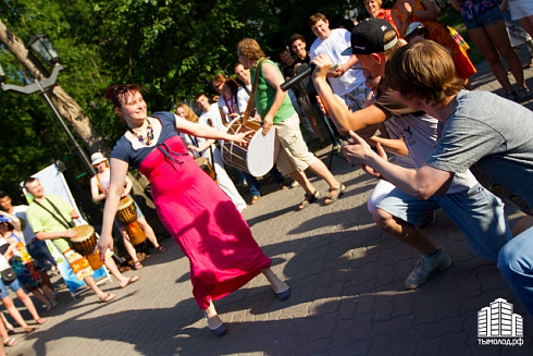 Hip-hop-джем под африканские барабаны