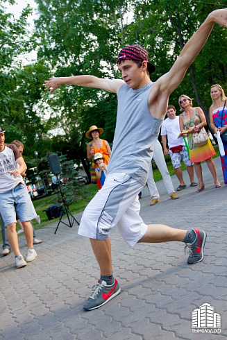 Hip-hop-джем под африканские барабаны