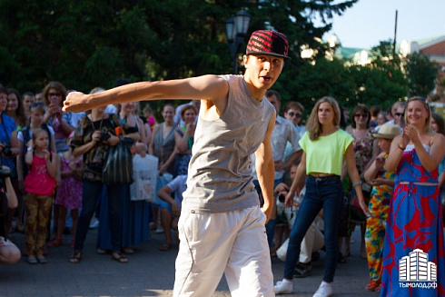 Hip-hop-джем под африканские барабаны