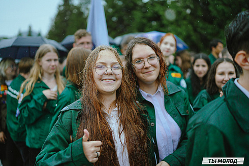 И в дождь, и в слякоть на посту! 