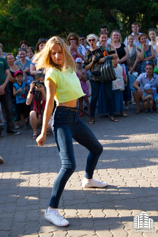 Hip-hop-джем под африканские барабаны