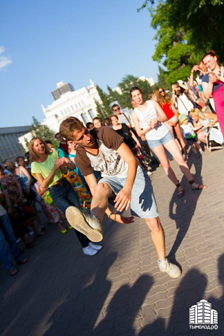 Hip-hop-джем под африканские барабаны