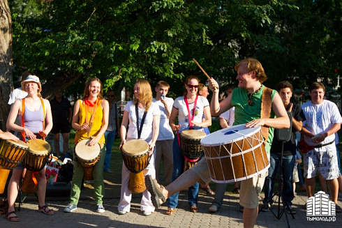 Hip-hop-джем под африканские барабаны