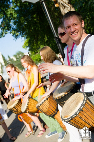 Hip-hop-джем под африканские барабаны