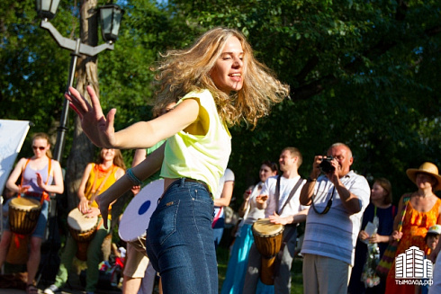 Hip-hop-джем под африканские барабаны