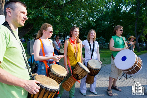 Hip-hop-джем под африканские барабаны