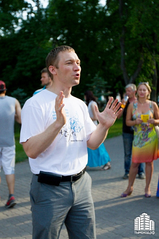 Hip-hop-джем под африканские барабаны