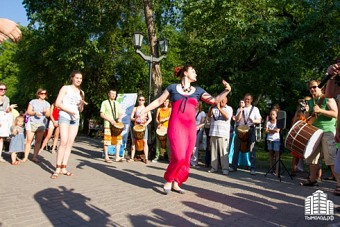 Hip-hop-джем под африканские барабаны