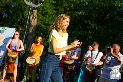 Hip-hop-джем под африканские барабаны