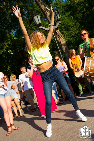 Hip-hop-джем под африканские барабаны