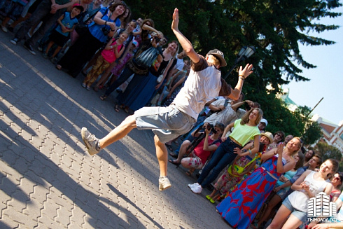 Hip-hop-джем под африканские барабаны