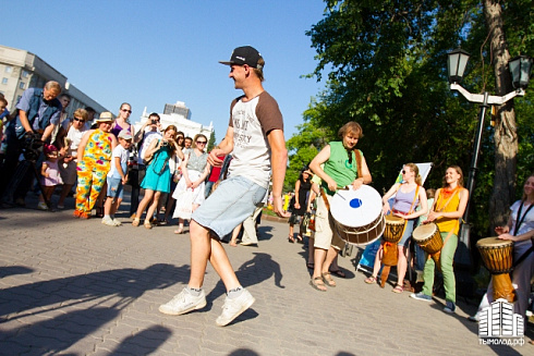 Hip-hop-джем под африканские барабаны