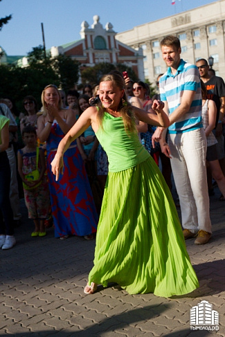 Hip-hop-джем под африканские барабаны