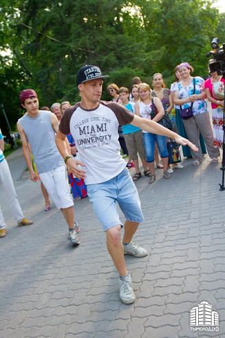 Hip-hop-джем под африканские барабаны