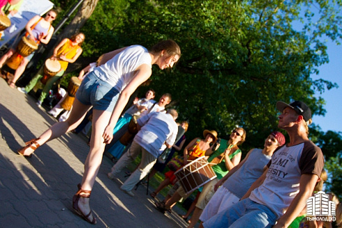 Hip-hop-джем под африканские барабаны