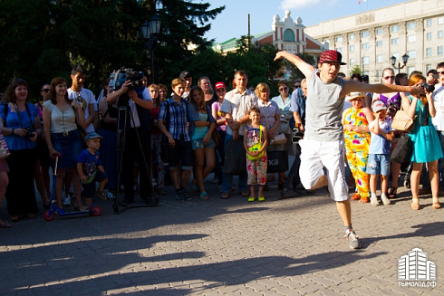 Hip-hop-джем под африканские барабаны