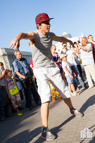 Hip-hop-джем под африканские барабаны