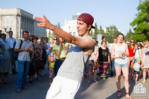 Hip-hop-джем под африканские барабаны