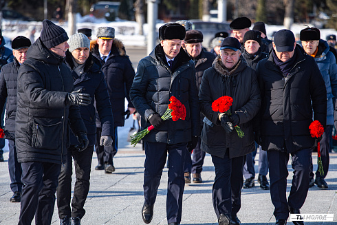 Возложение цветов в честь Дня Защитника Отечества 2025