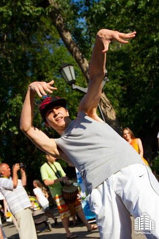 Hip-hop-джем под африканские барабаны