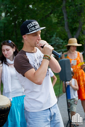 Hip-hop-джем под африканские барабаны