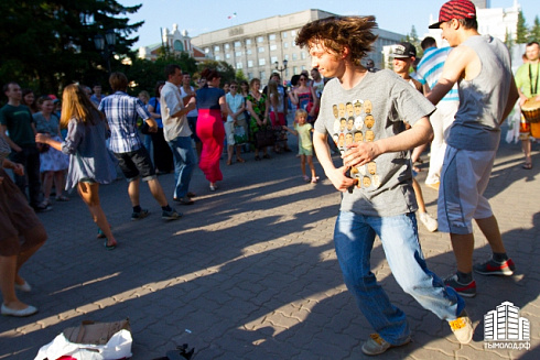 Hip-hop-джем под африканские барабаны