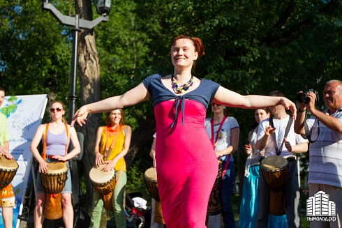 Hip-hop-джем под африканские барабаны