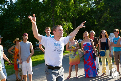 Hip-hop-джем под африканские барабаны